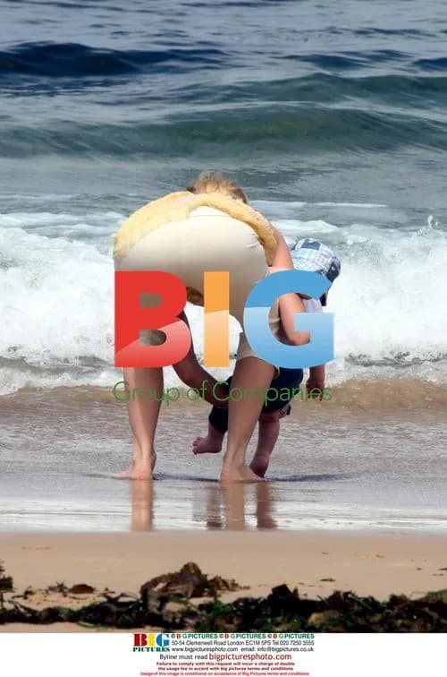 Naomi Watts plays with son on Bondi beach