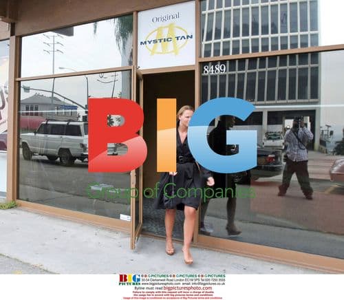 Kimberley Walsh fake bakes at tanning salon