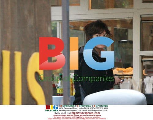 Mandy Moore grabs a bite