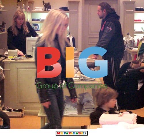 Russell Crowe's Family Shopping Trip