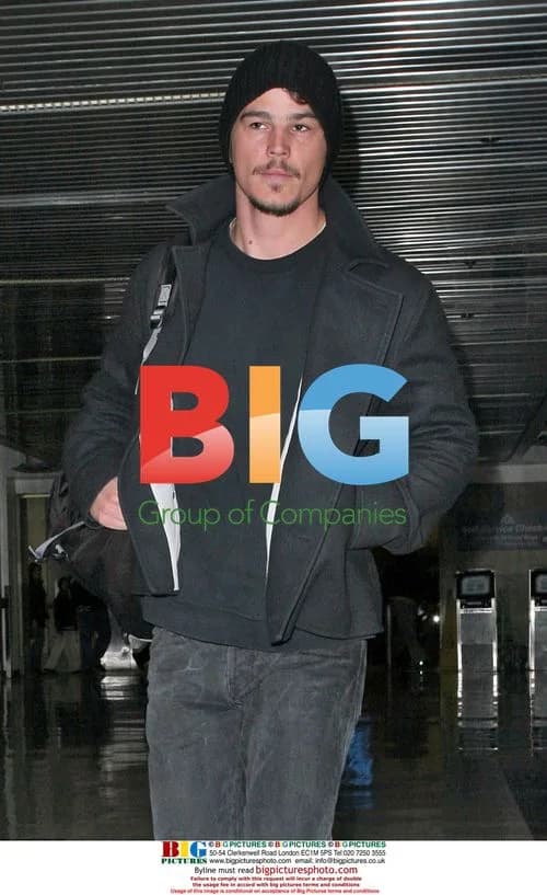 Josh Hartnett Arrives at LAX in All-Black