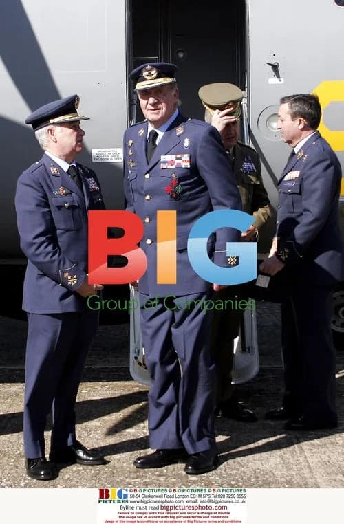 Spanish King Juan Carlos visits armed forces