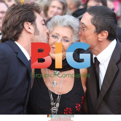 Javier Bardem and brother kiss mother at Oscars