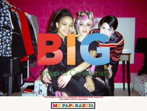 Amy Winehouse and friends have a girlie night in