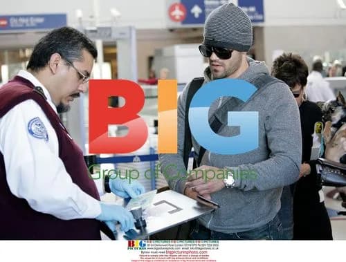 Jesse Metcalfe in good mood at LAX