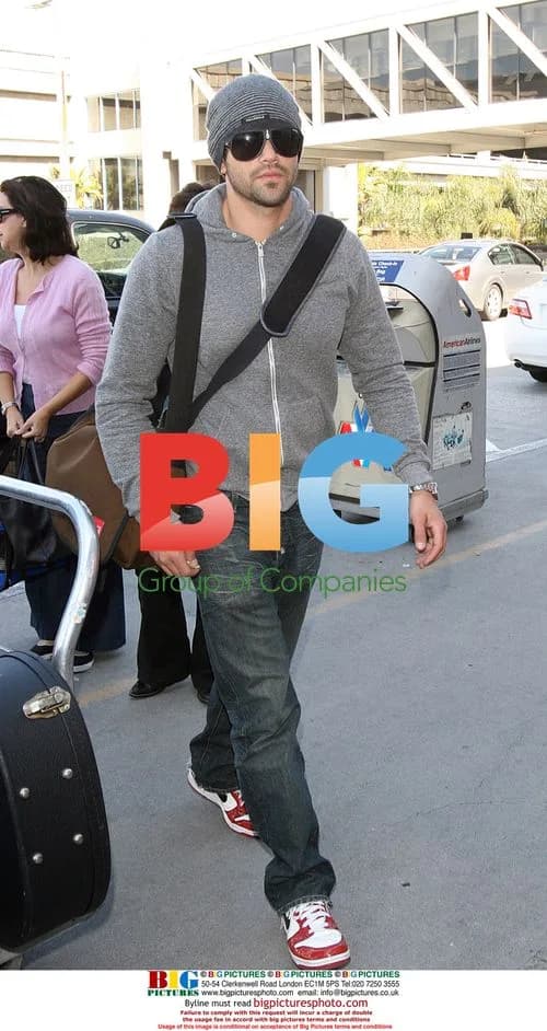 Jesse Metcalfe at LAX Airport
