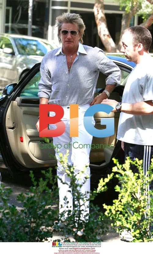 Rod Stewart Enjoys Sydney Breakfast with Family