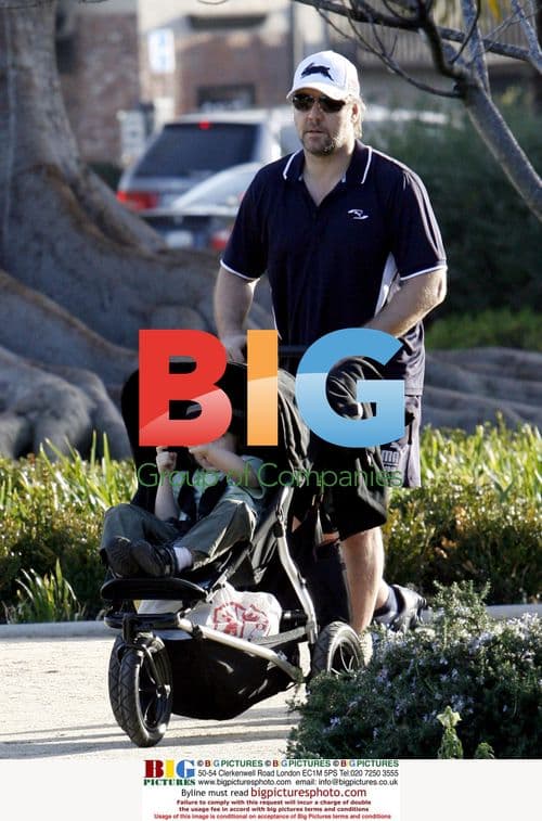 Russel Crowe Family Park Outing