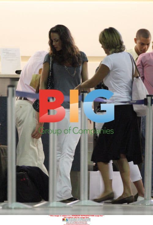 Kate Middleton boards flight back to UK