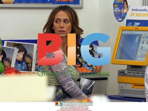 Jennifer Love Hewitt grabs lunch, photos