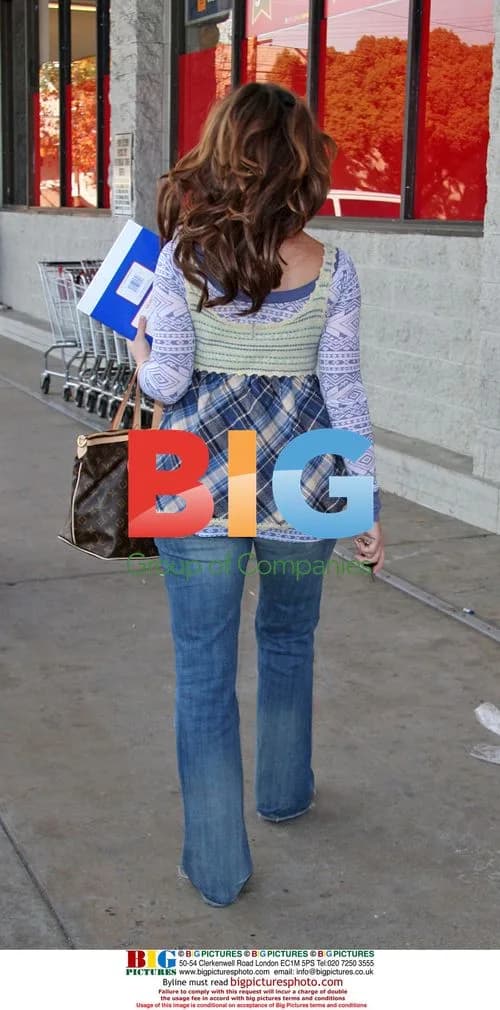 Jennifer Love Hewitt's Casual Outing