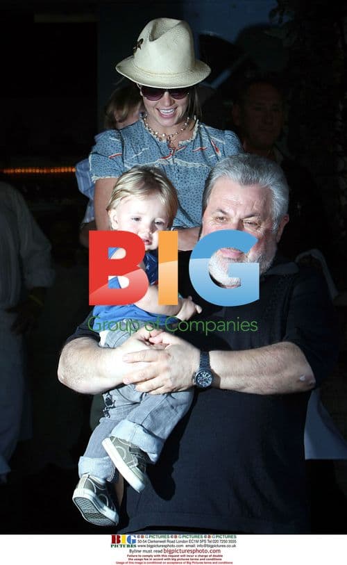 Britney Spears Takes Sons to Greek Restaurant