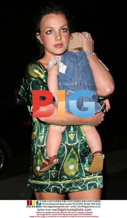 Britney Spears takes sons to Cravings Restaurant