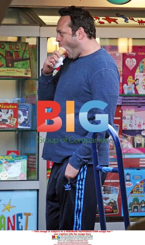 Vince Vaughn Enjoys Meal at The Farmers Market