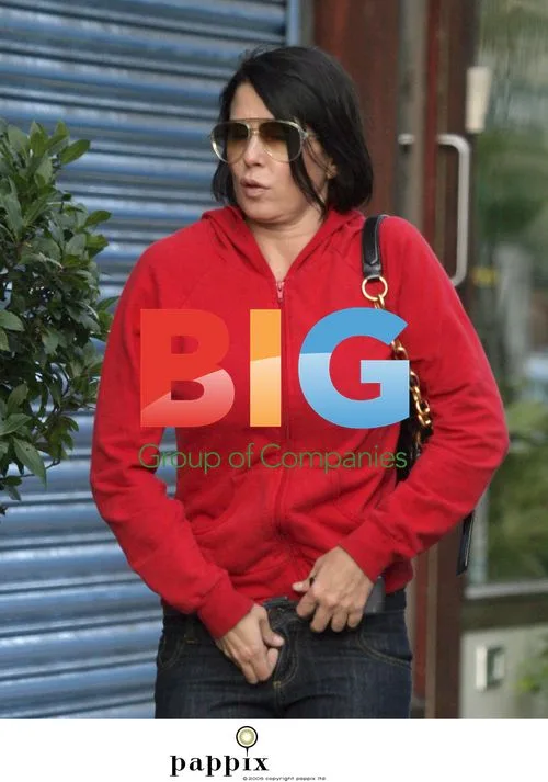 Sadie Frost Struggles with Tight Jeans