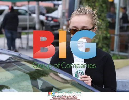 Hayden Panettiere Gets Starbucks