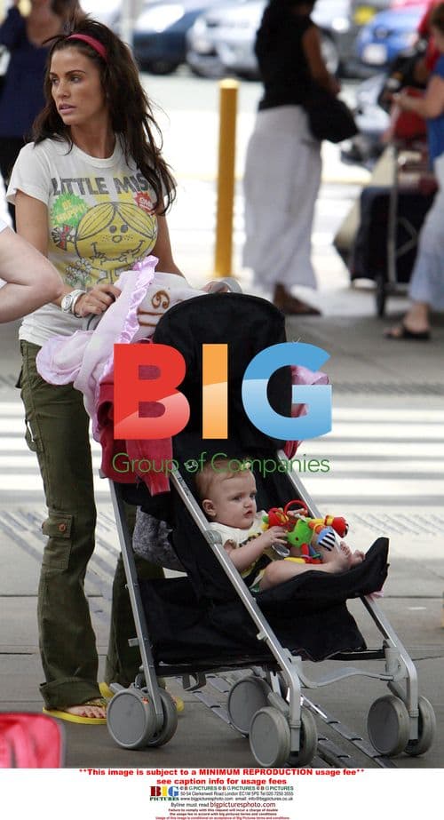 Celeb shopping with family