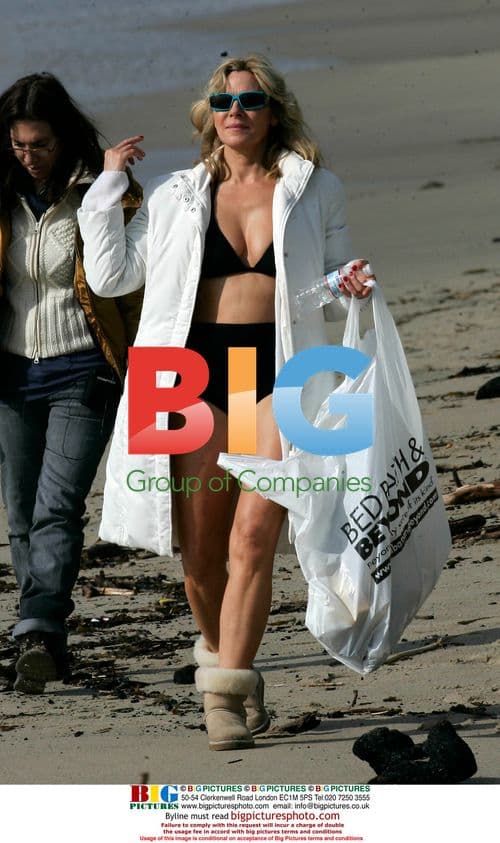 Kim Cattrall Picks Up Trash on Set