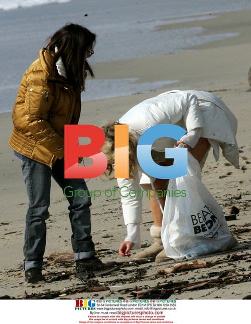 Kim Cattrall Picks Up Trash on Malibu Set