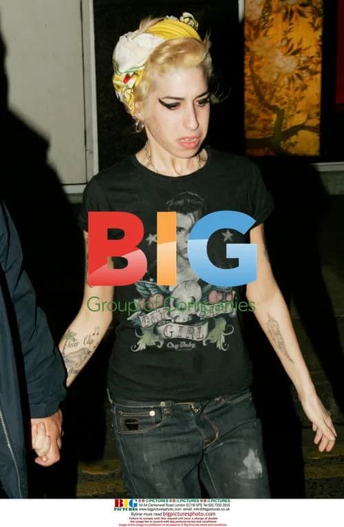 Amy Winehouse debuts new blonde look with dad