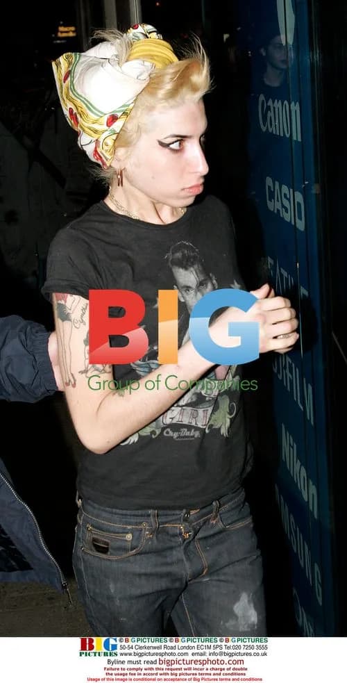 Amy Winehouse debuts new blonde look with dad