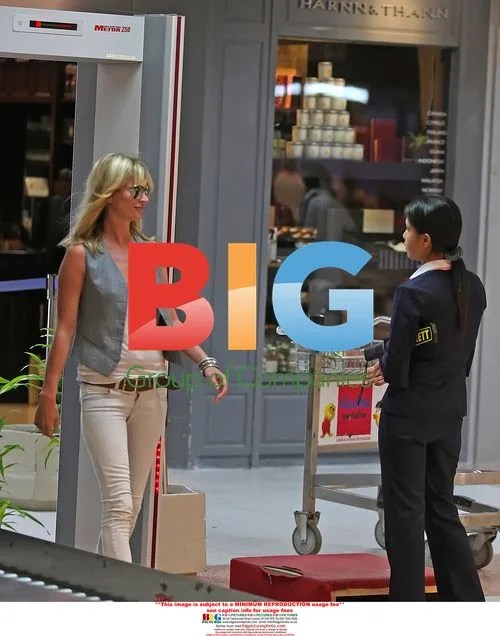 Kate Moss and Jamie Hince Frisked at Thailand Airport