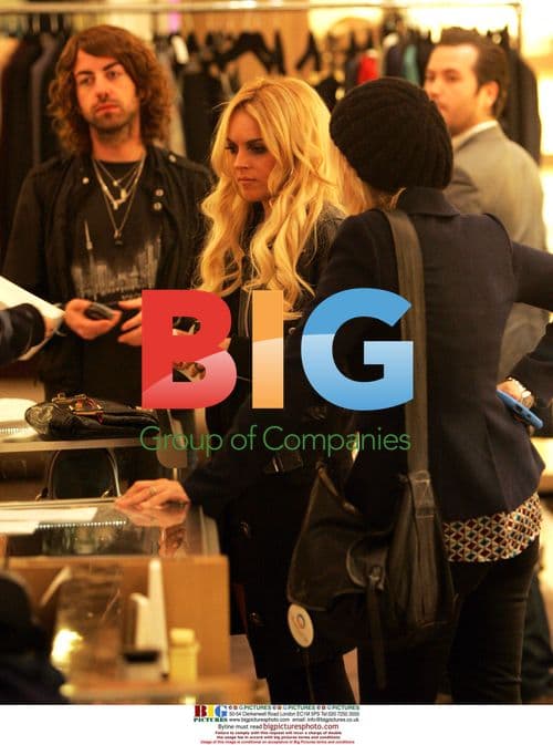 Lindsay Lohan shops at Marc Jacobs