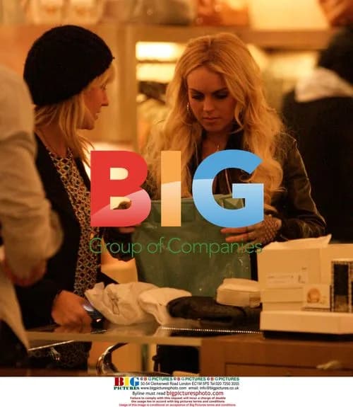 Lindsay Lohan shops at Marc Jacobs