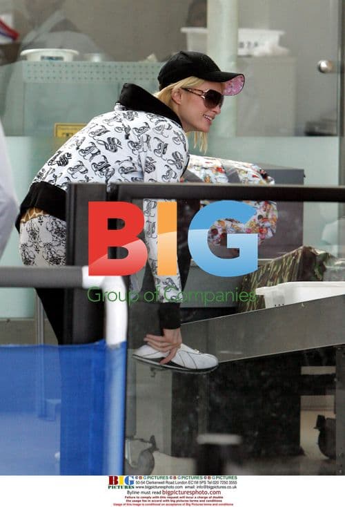 Paris Hilton Clears LAX Security