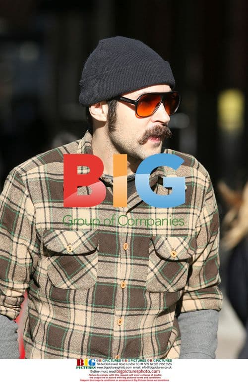 Jason Lee strolls in Tribeca
