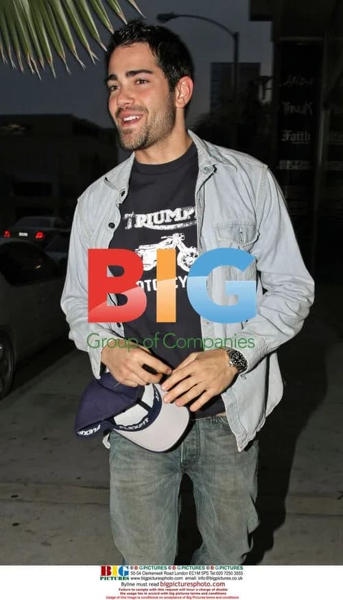 Jesse Metcalfe Gets Haircut in LA