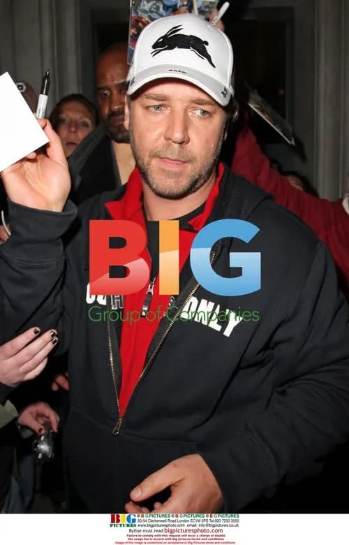 Russell Crowe leaves Mr Chow's restaurant