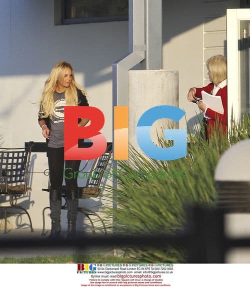 Lindsay Lohan takes break from community service