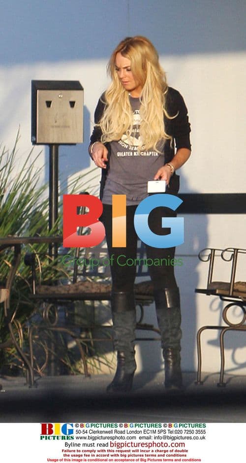 Lindsay Lohan takes break from community service