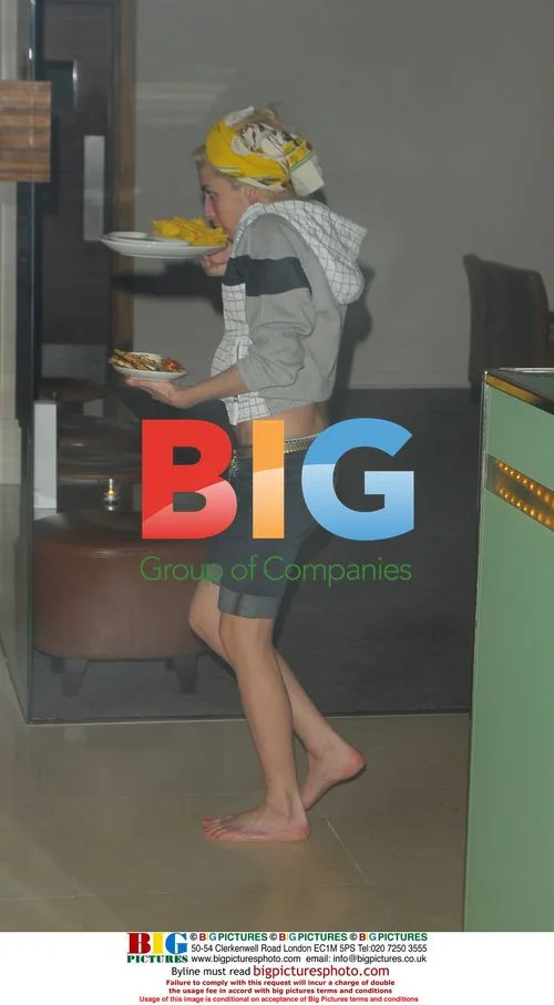 Amy Winehouse Enjoys Late Night Snack