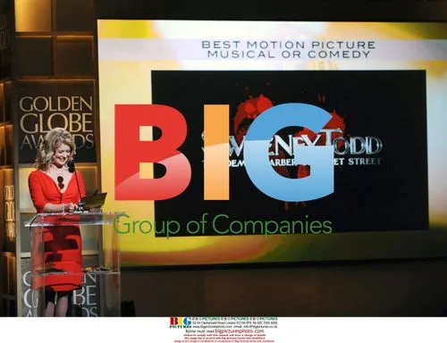 Mary Hart Announces Golden Globe Winner