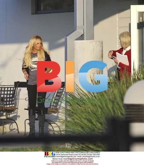 Lindsay Lohan chats with pal during community service