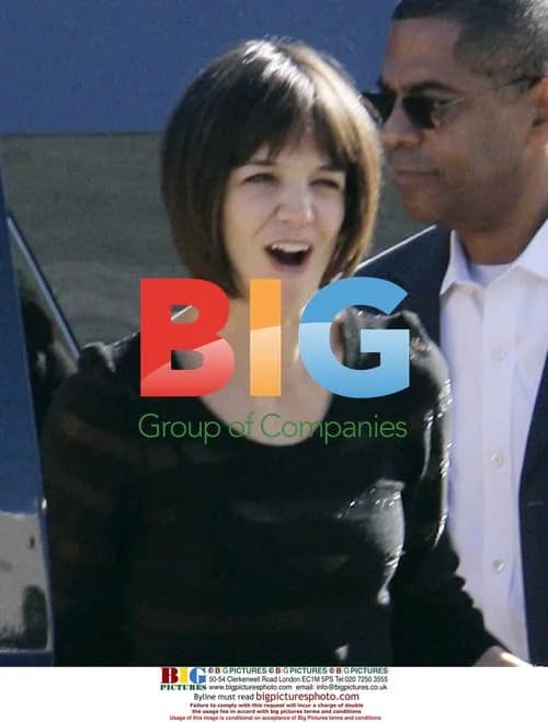 Katie Holmes Goes Christmas Shopping