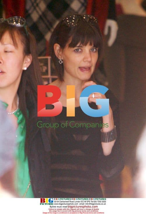 Katie Holmes' Thin Look While Christmas Shopping