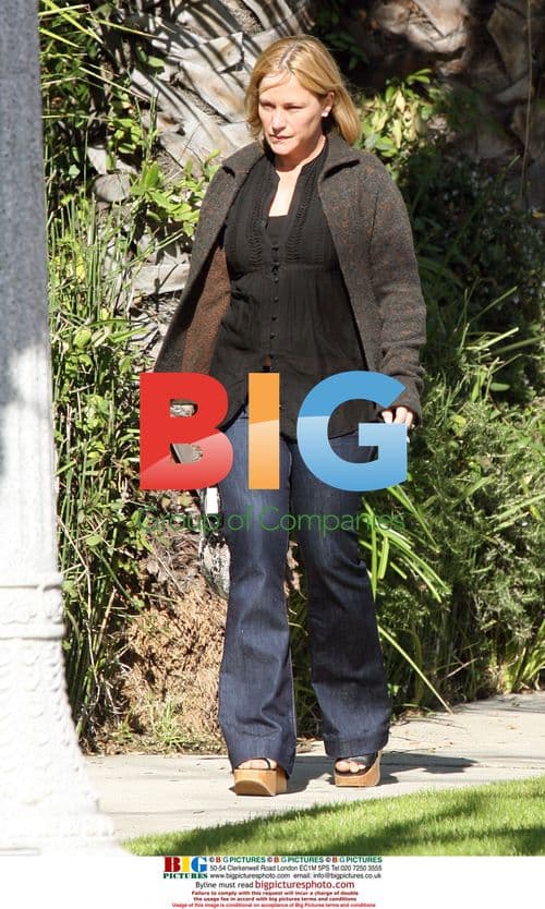 Patricia Arquette strolls her neighborhood