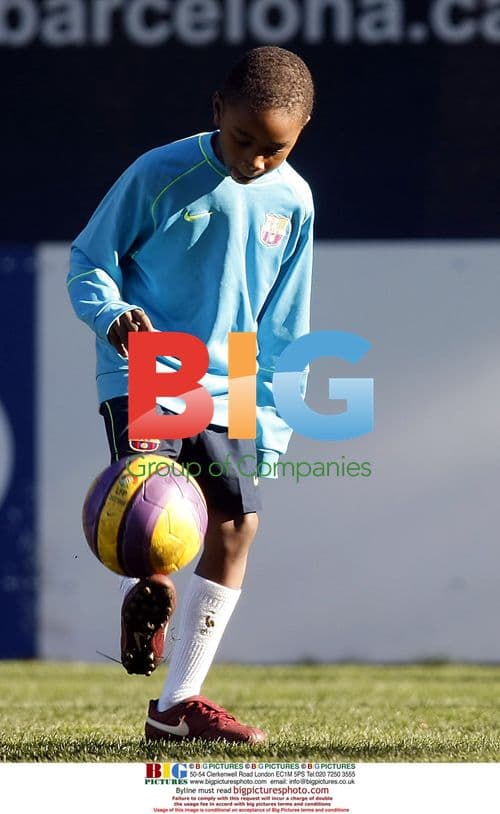 Thierry Henry plays with Thuram"s son and daughter