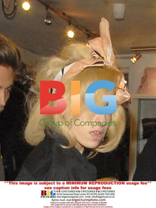 Amy Winehouse Bleached Blonde Shopping