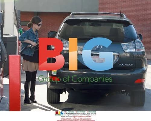 Rachel Bilson fuels eco-friendly Lexus hybrid
