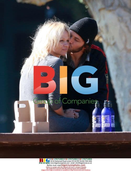 Pamela Anderson and Rick Salomon get frisky in park