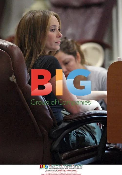 Jennifer Love Hewitt Relaxes for Mani-Pedi