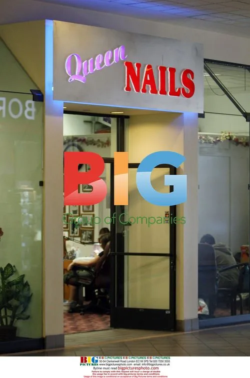 Jennifer Love Hewitt at Nail Spa