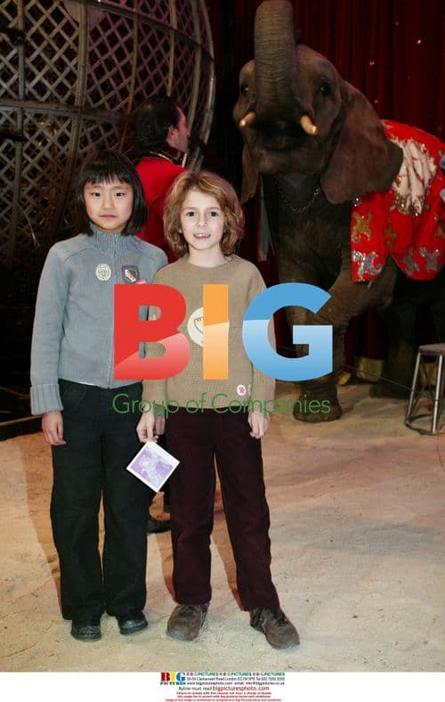 Woody Allen's daughters at the Circus in Lisbon