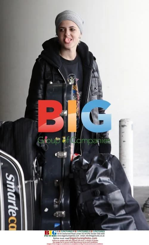 Samantha Ronson Blowing Bubbles at LAX