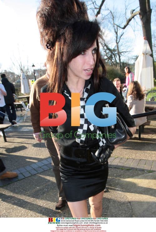 Amy Winehouse Stops for Bathroom Break