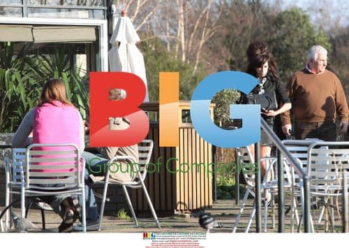 Amy Winehouse Stops for Pee in Park Cafe